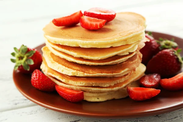 Deliciosos panqueques con fresas — Foto de Stock