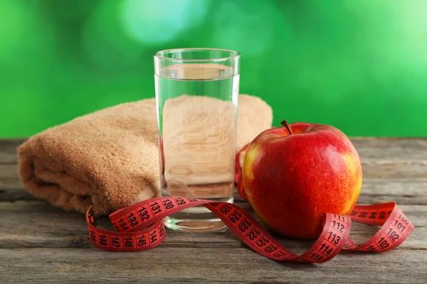 Red apple with measuring tape — Stock Photo, Image