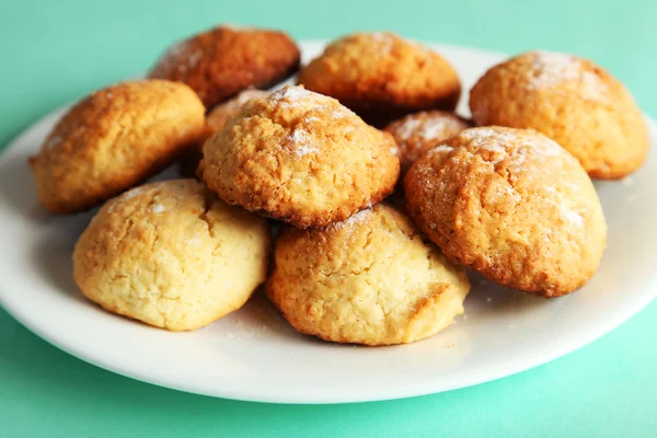 Galletas de coco en plato —  Fotos de Stock