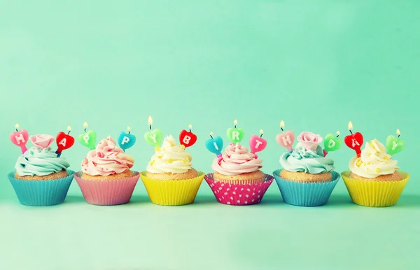 Urodziny cupcakes z świece — Zdjęcie stockowe