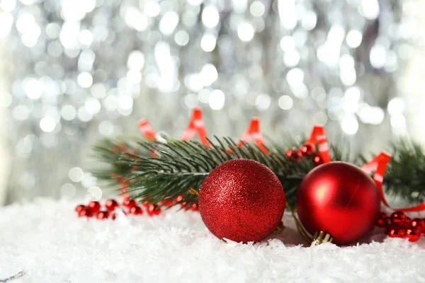 Ramo da árvore de Natal com bolas — Fotografia de Stock