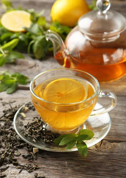 Zelený čaj v poháru a konvice — Stock fotografie