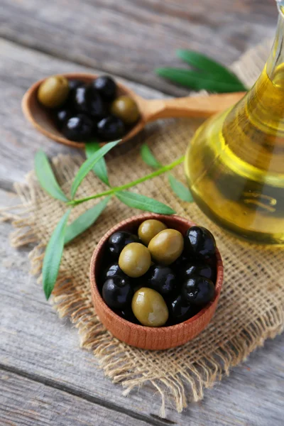 Aceitunas verdes y negras en tazón —  Fotos de Stock