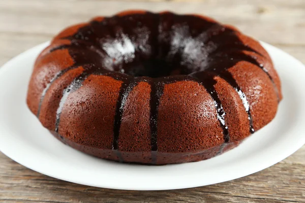 Torta de chocolate no prato branco — Fotografia de Stock