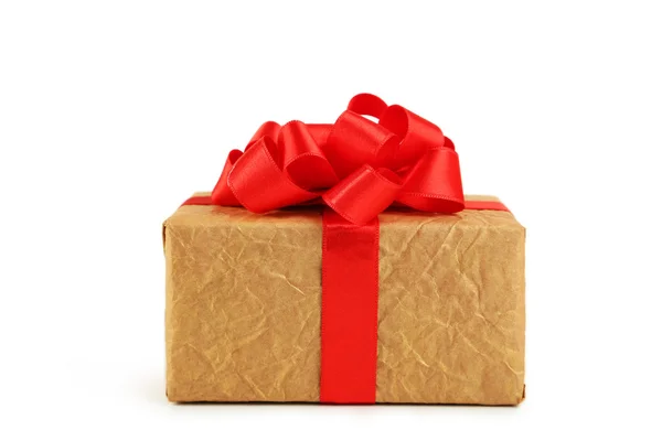 Boîte cadeau avec arc rouge — Photo