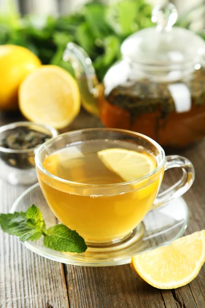 Zelený čaj v poháru a konvice — Stock fotografie
