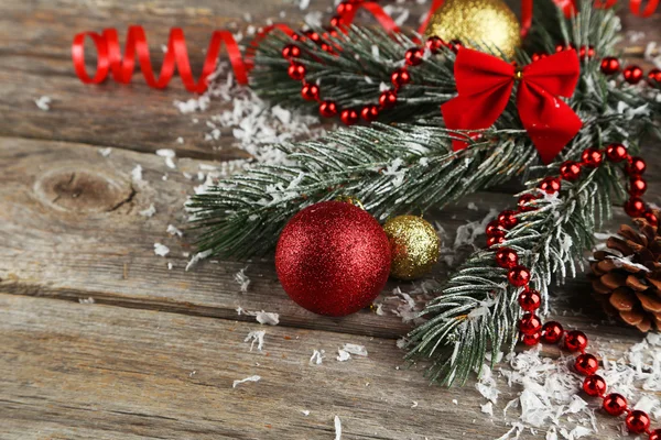 Веточка рождественского дерева с шариками — стоковое фото