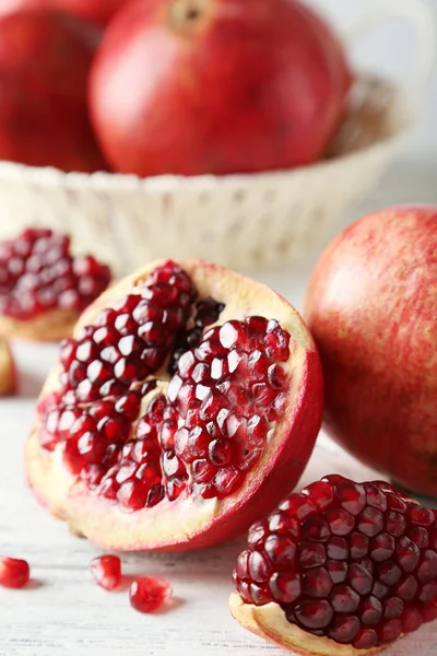 Deliziosi frutti di melograno — Foto Stock