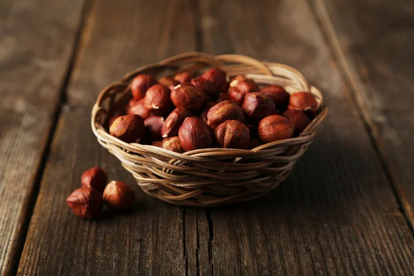 Nocciole saporite nel cestino — Foto Stock