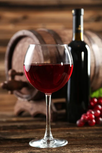 Bottle of wine and barrel — Stock Photo, Image