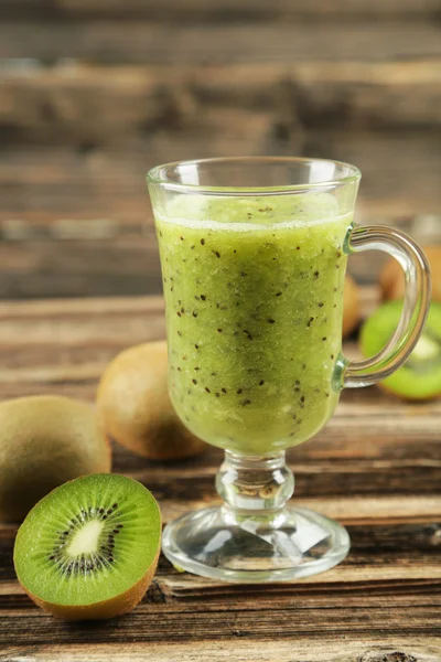 Batido de kiwi fresco en vidrio — Foto de Stock