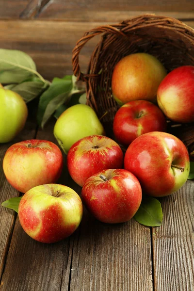 Beautiful tasty apples — Stock Photo, Image