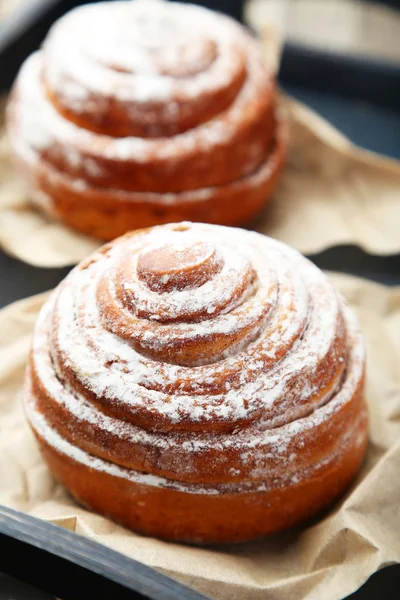 Freshly baked cinnamon buns — Stock Photo, Image