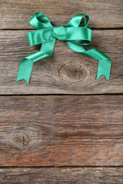 Fiocco verde su sfondo di legno — Foto Stock