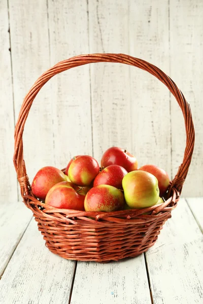 Красивые яблоки в корзине — стоковое фото