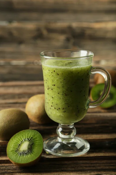 Batido de kiwi fresco en vidrio — Foto de Stock