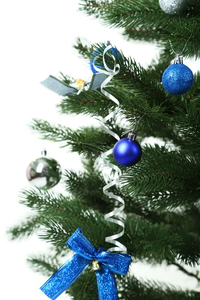 Blauwe kerstballen op kerstboom — Stockfoto