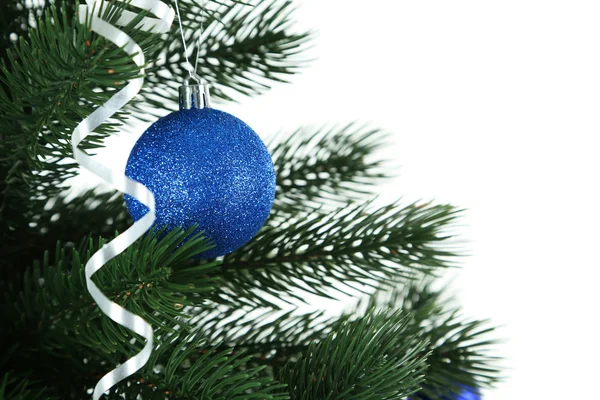 Blauwe bauble op kerstboom — Stockfoto