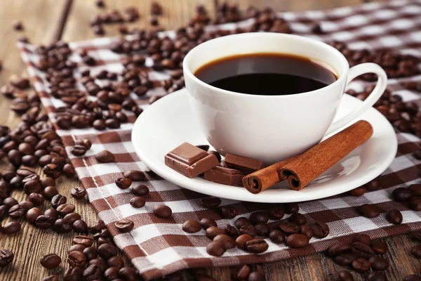 냅킨에 콩 커피 한잔 — 스톡 사진