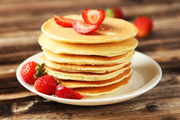 Deliciosos panqueques con fresas — Foto de Stock