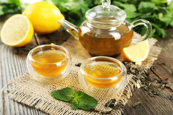 Grönt te i tekanna och koppar — Stockfoto