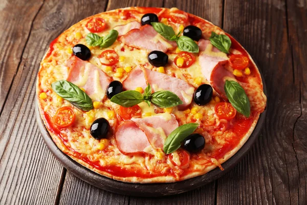Leckere frische Pizza — Stockfoto