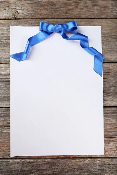 Blank paper sheet with green bow — Stock Photo, Image