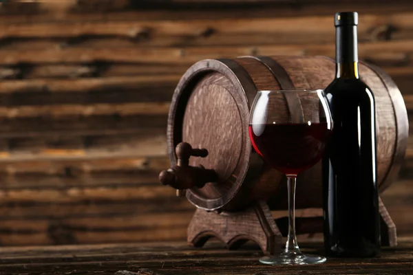 Fles wijn en vat — Stockfoto