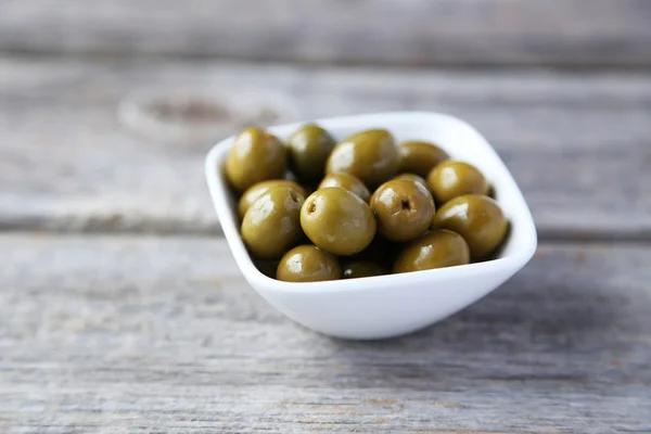Zelené olivy v misce — Stock fotografie