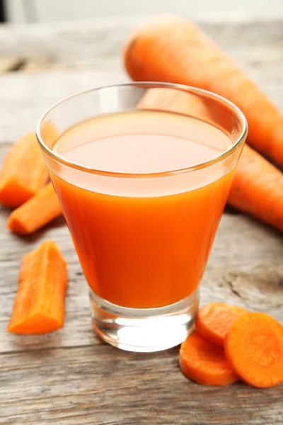 Стакан морковного сока — стоковое фото