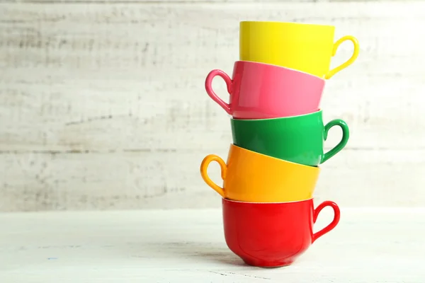 Coloridas tazas aisladas en blanco — Foto de Stock