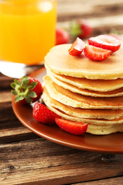 Delicious pancakes with strawberries — Stock Photo, Image