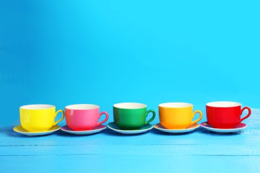 renkli bardak ve tabaklar