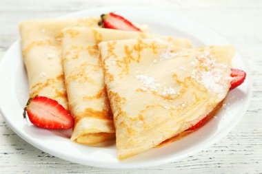 Krep plaka üzerinde çilek ile