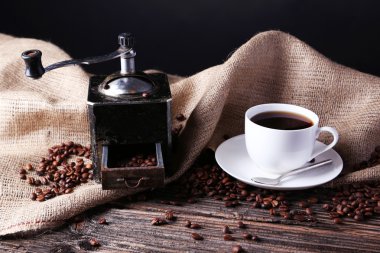 Kahve öğütücü fincan ve fasulye ile