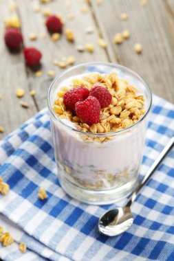 Yoğurt ve ahududu ile müsli