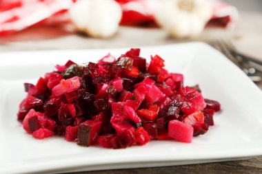 Pancar salatası plaka üzerinde