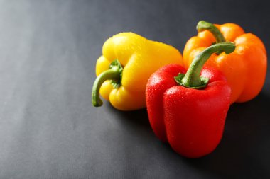 Su damlaları ile taze biber