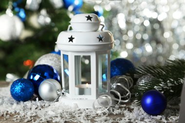 Noel topları ile şamdan