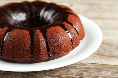 Beyaz tabakta çikolatalı pasta