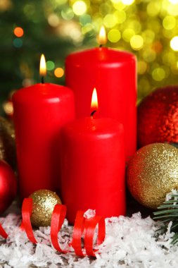 Noel baloları ve mumlar