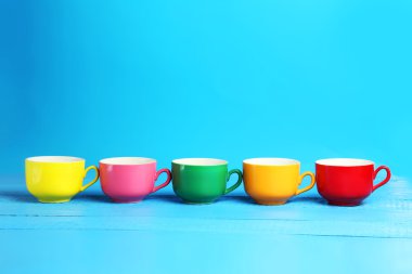 Renkli bardak mavi izole