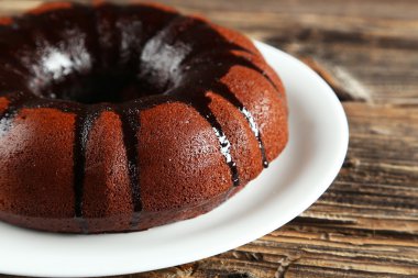 Beyaz tabakta çikolatalı pasta