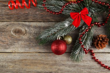 topları ile Noel ağacı dalı