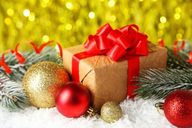 topları ile Noel ağacı dalı