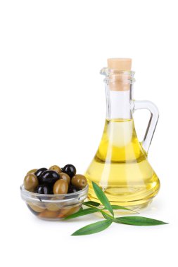 İzole kase yeşil zeytin