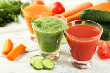 Taze domates, havuç ve salatalık suyu