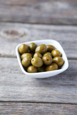 Kase içinde yeşil zeytin