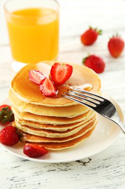 Çilekli leziz krepler.