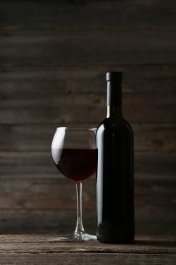 Şişeli kırmızı şarap kadehi.